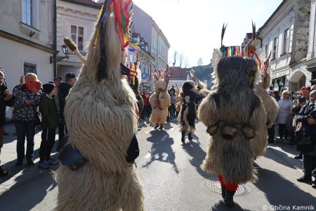 Kamnik so obiskali koranti iz Zamušanov pri Ptuju in v mestno jedro privabili nepregledno množico, željno ogleda tradicionalne pustne šege (10)